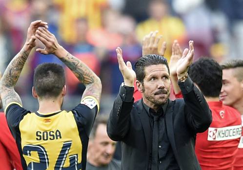 Il Cholo e i suoi applaudono i tifosi del Barça. Afp 